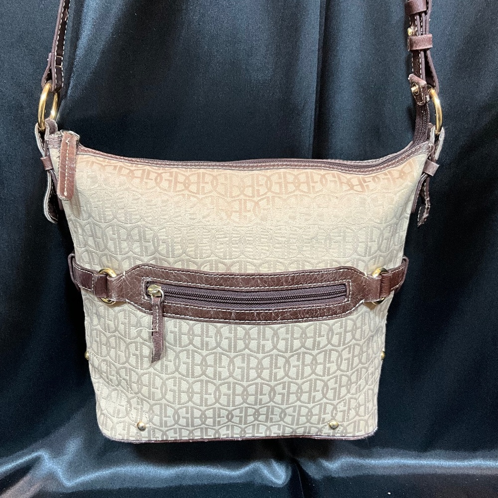 Giani Bernini  adjustable shoulder/crossbody strap, signature print. 8-H26c
